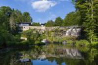 V americkém Rhinebecku byl v roce 1985 postaven zajímavý dům. Je moderní, prosklený, uprostřed přírody. Ale hlavně má vlastní skutečný vodopád.